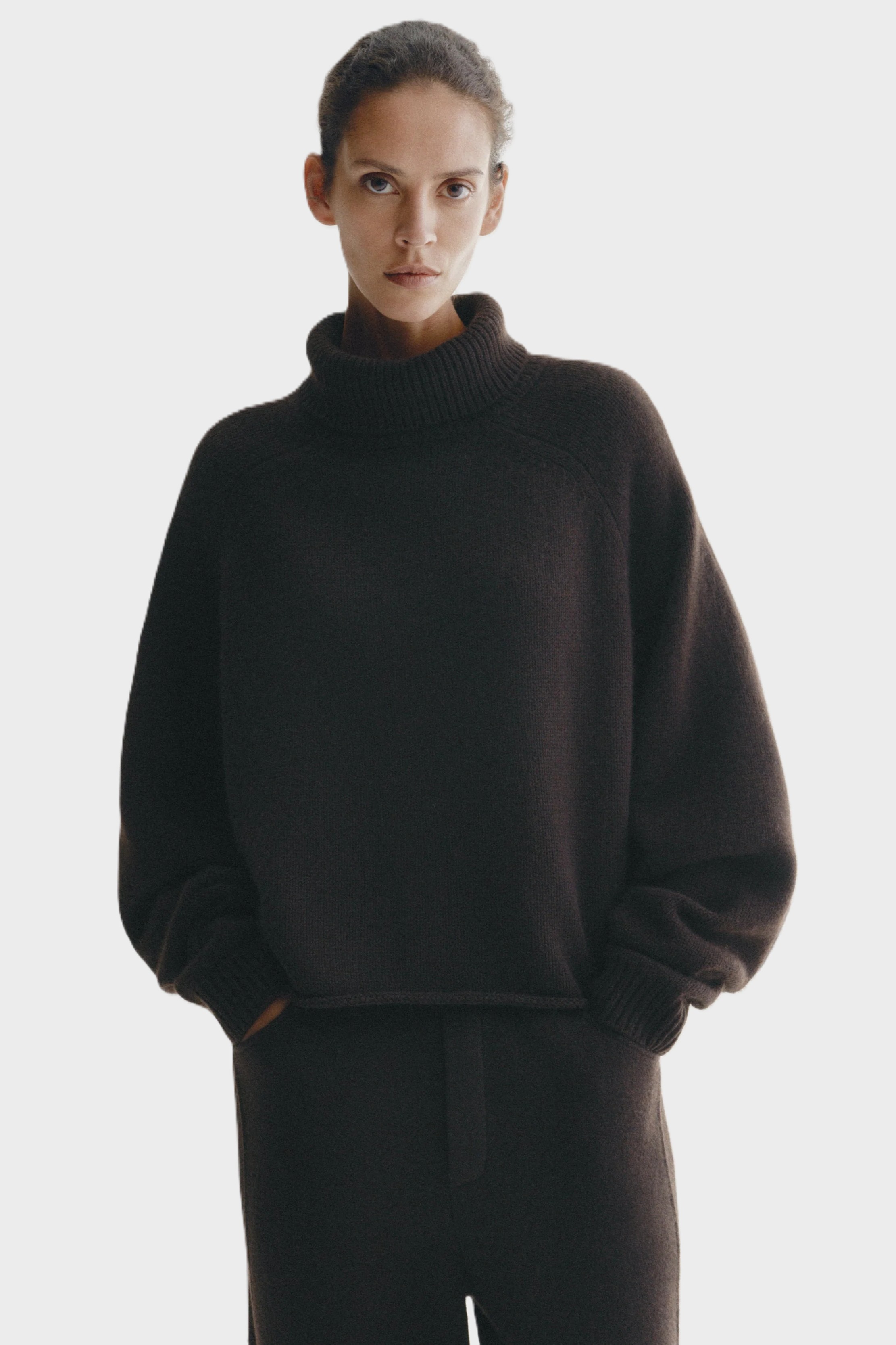 LISA YANG Cathie Cashmere Turtleneck in Dark Oak