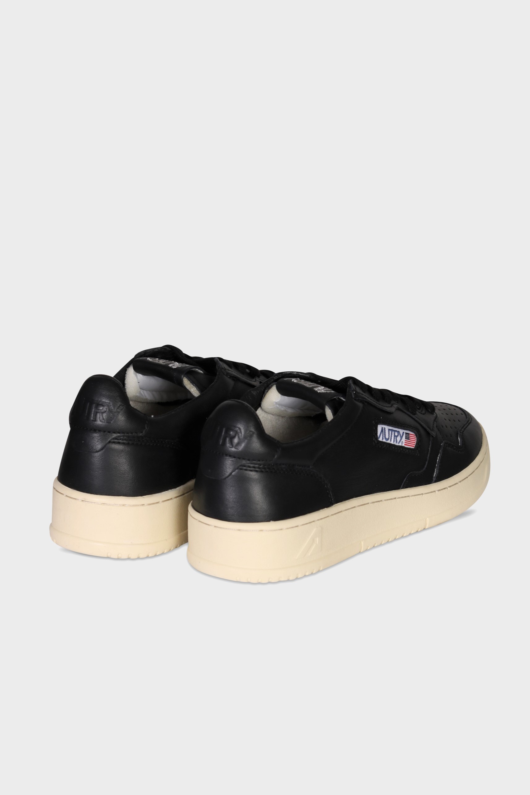 AUTRY ACTION SHOES Medalist Low Sneaker Goat in Black