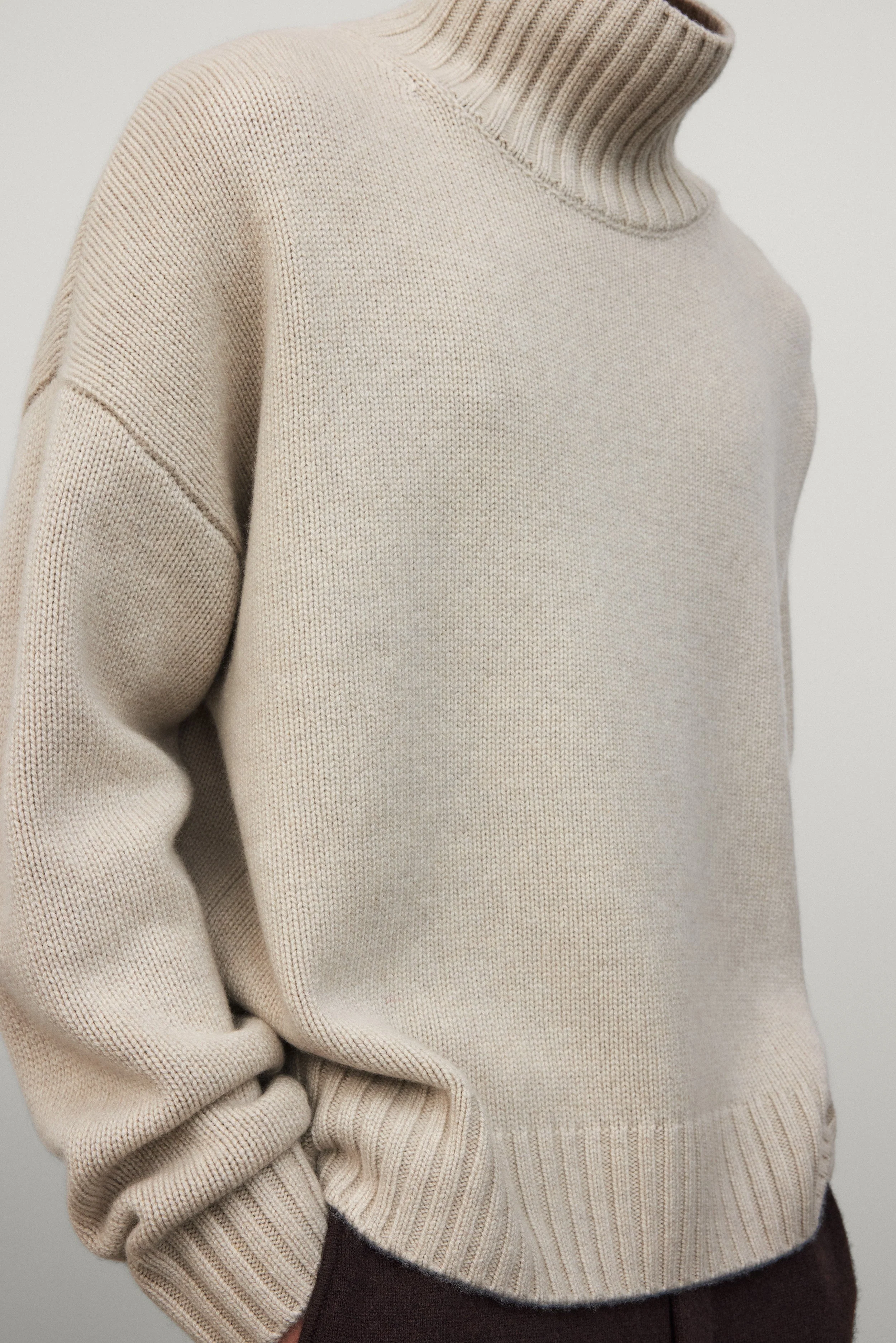 LISA YANG Olai Turtle Neck Sweater in Oyster