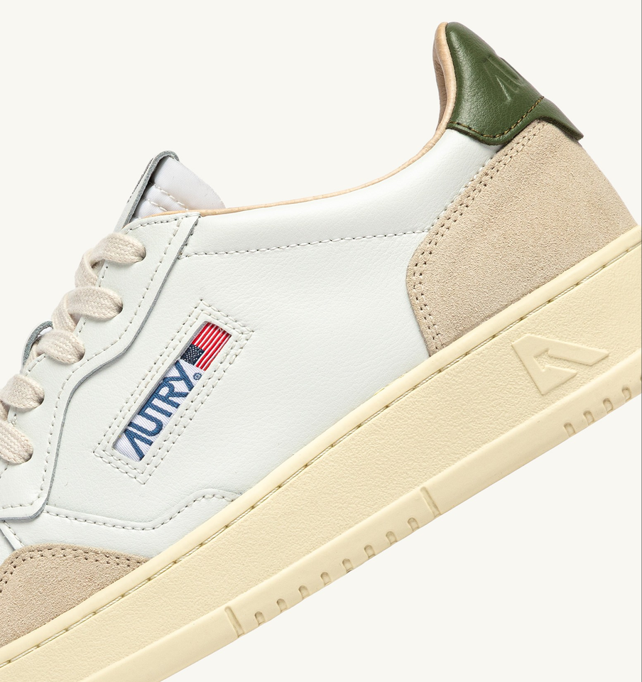 AUTRY ACTION SHOES Medalist Low Sneaker Suede in White / Bronze Green