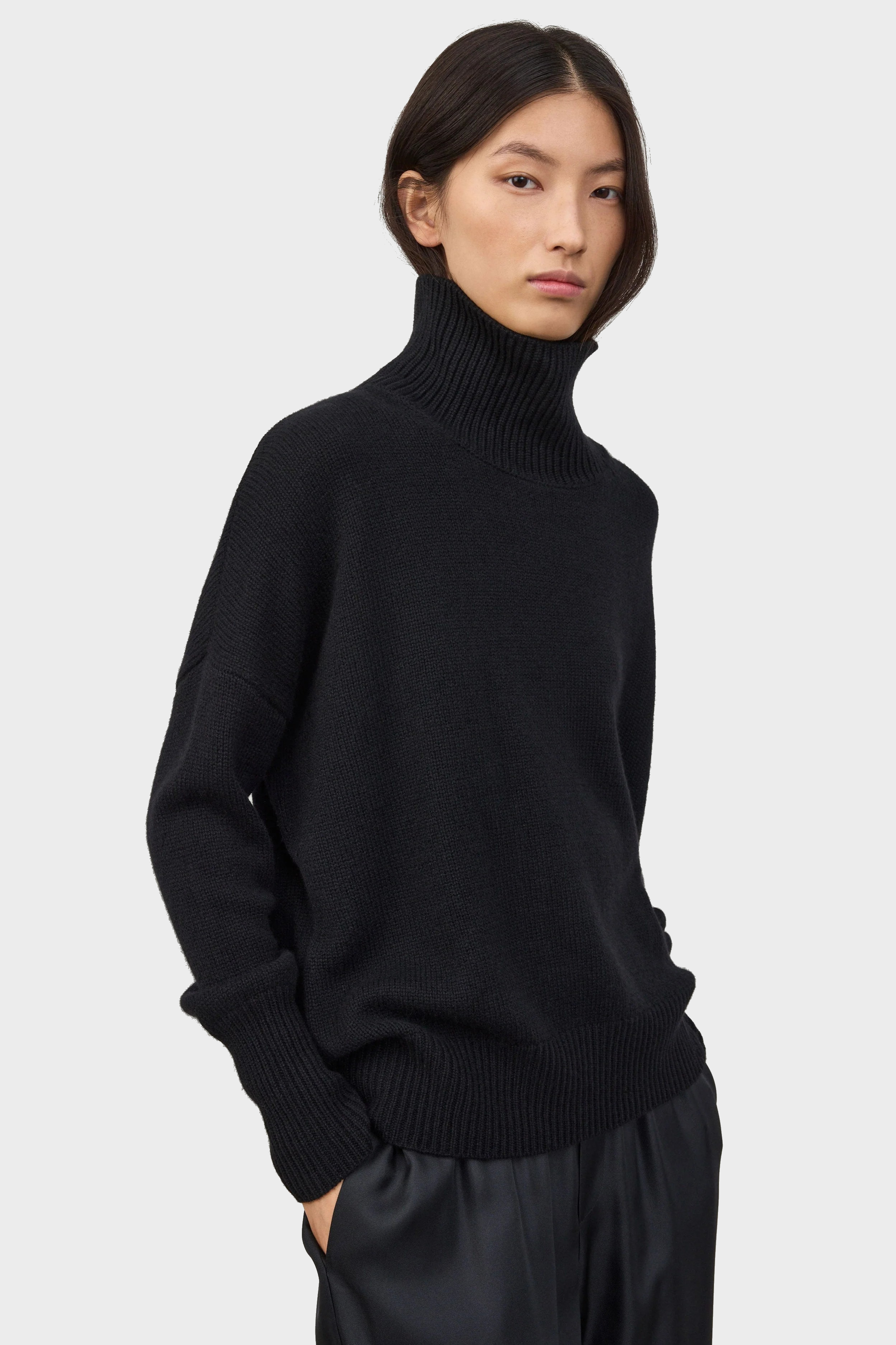 LISA YANG Heidi Cashmere Turtleneck in Black