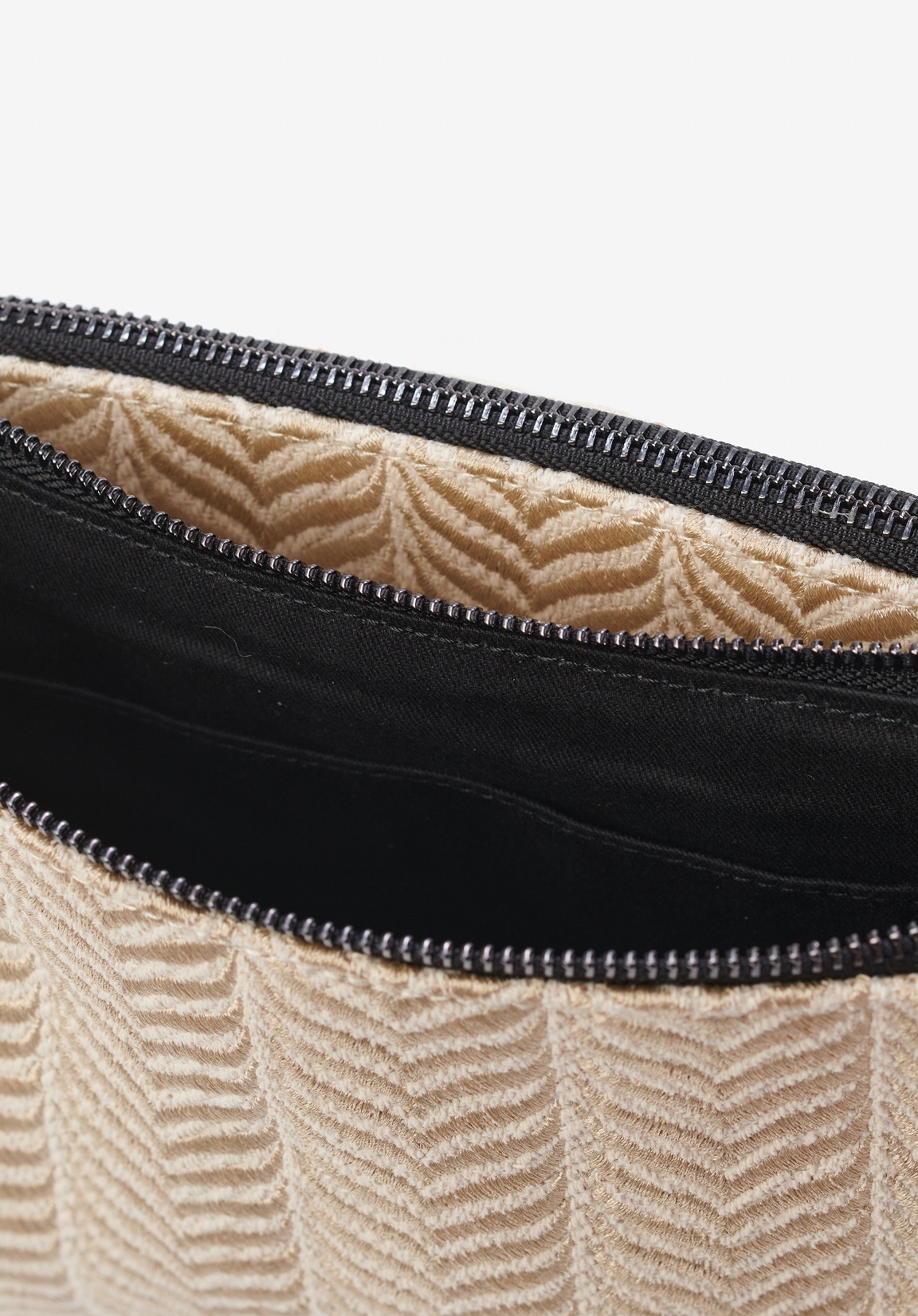 LALA BERLIN Crossbody Pouch Marte in Chevron Creme Brulee