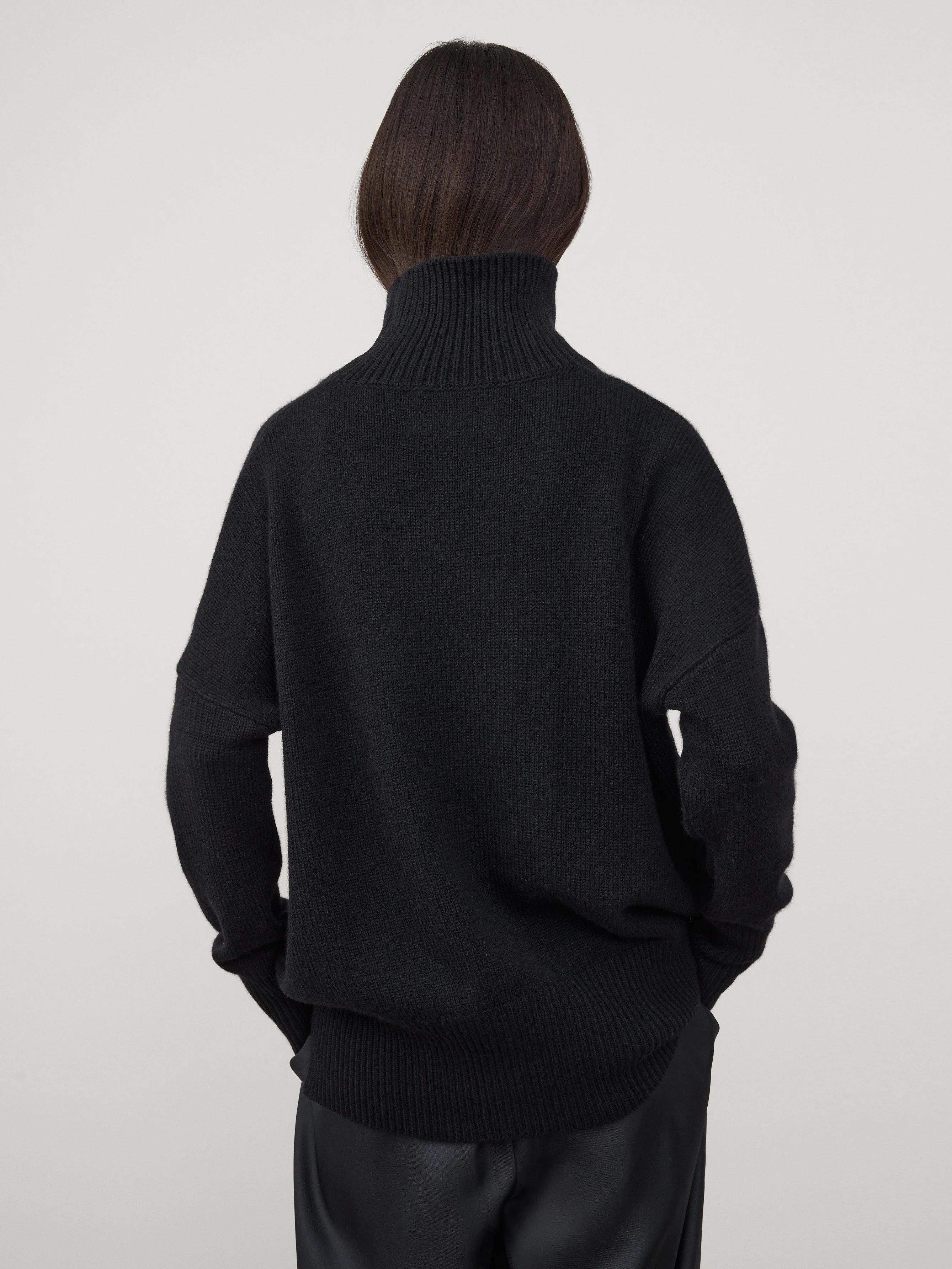 LISA YANG Heidi Cashmere Turtleneck in Black