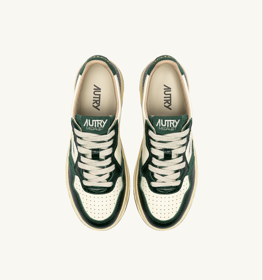 AUTRY ACTION SHOES Medalist Low Sneaker in Creme/Green