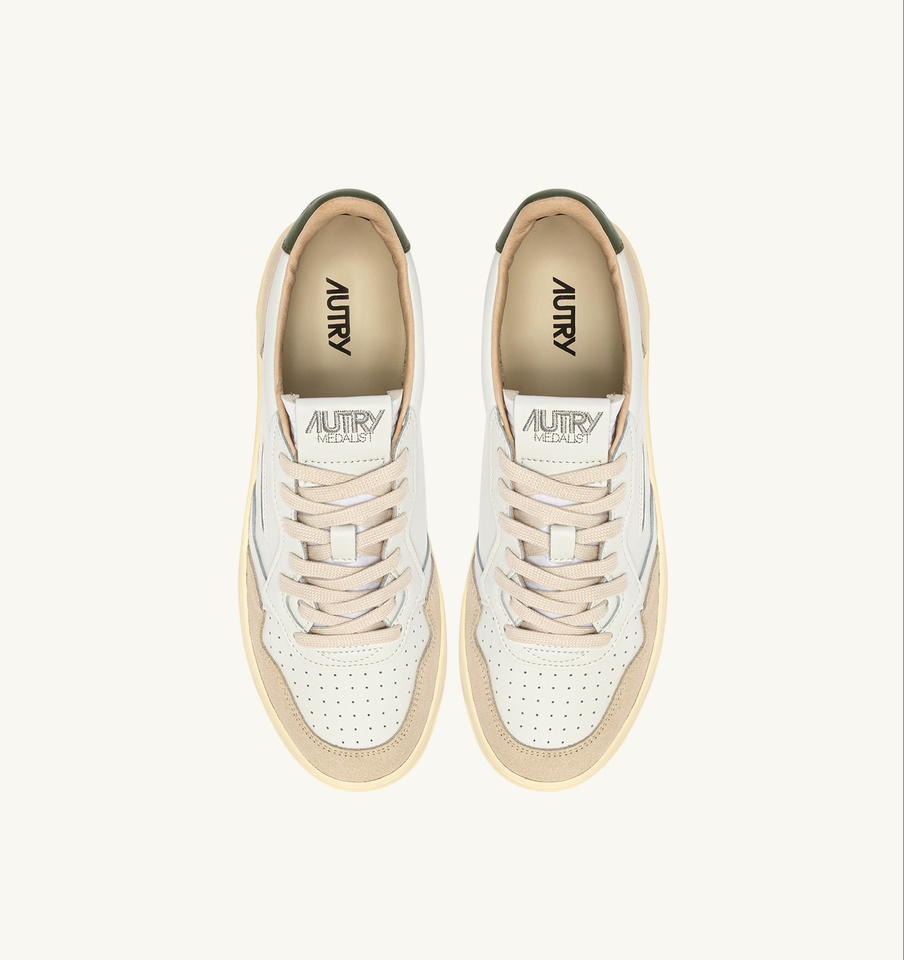 AUTRY ACTION SHOES Medalist Low Sneaker Suede in White / Bronze Green