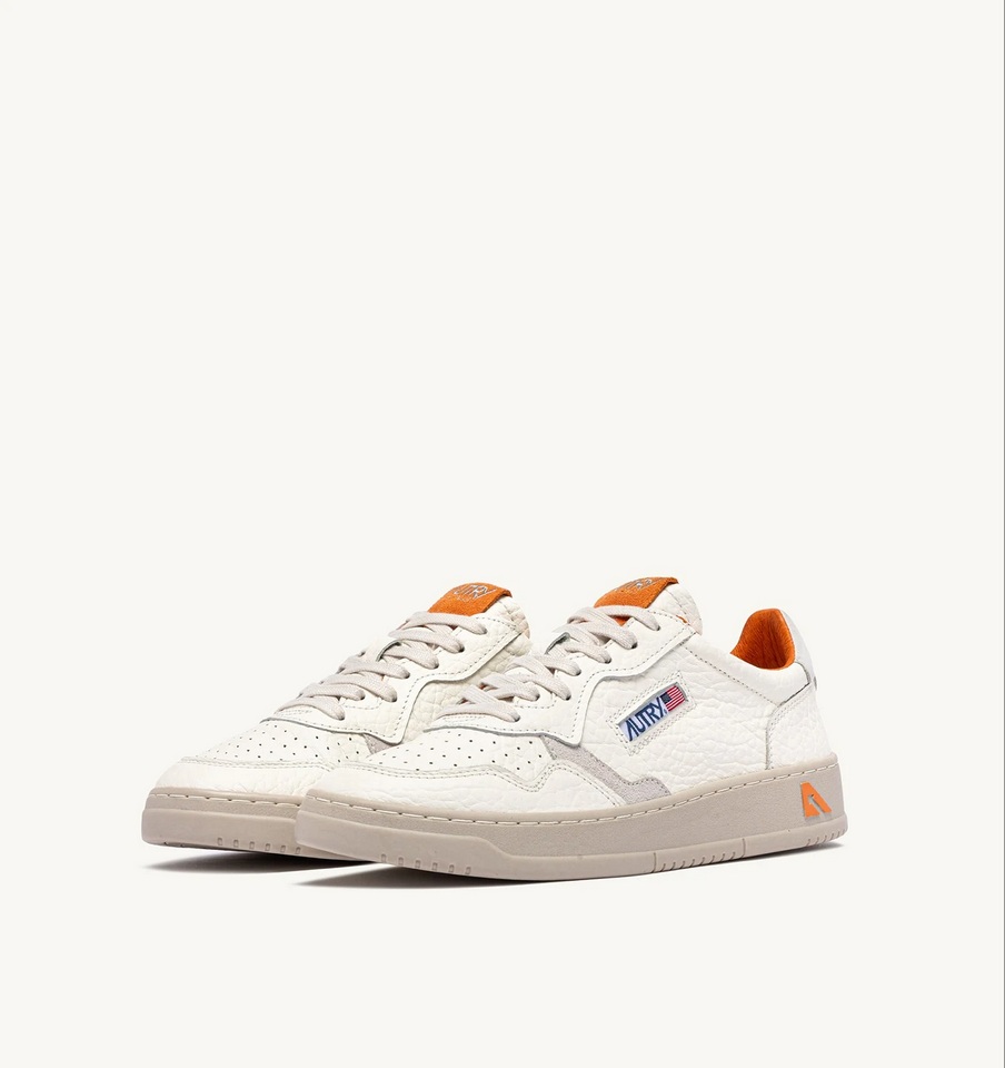 AUTRY ACTION SHOES Medalist Low Sneaker Elefant in White/Orange