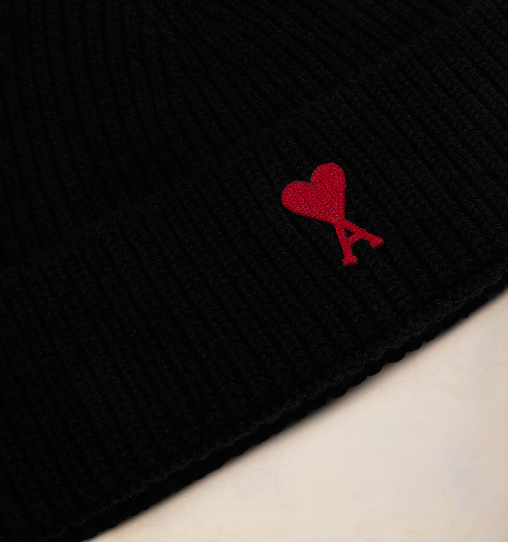 AMI PARIS de Coeur Beanie in Black