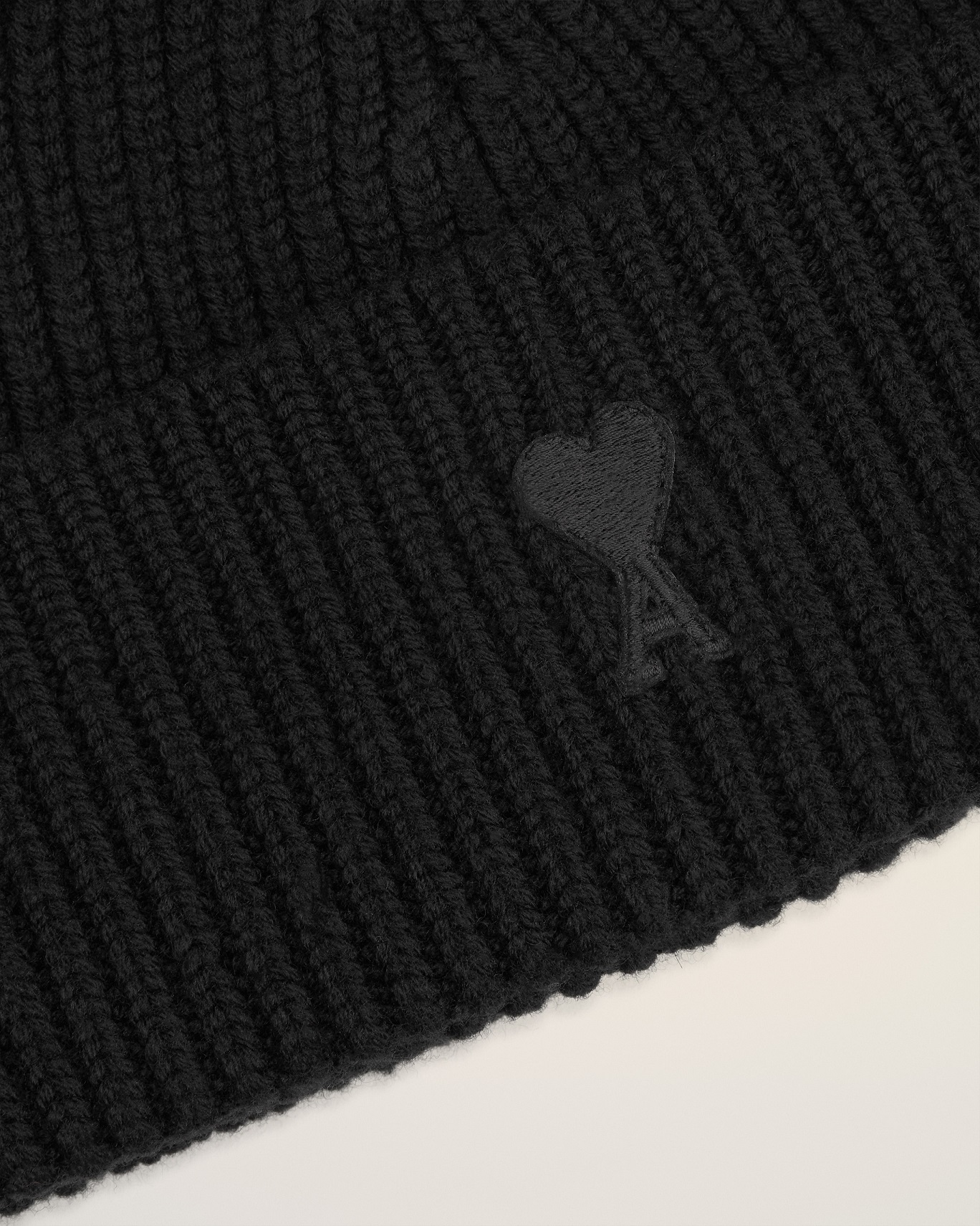 AMI PARIS de Coeur Beanie in Black/Black