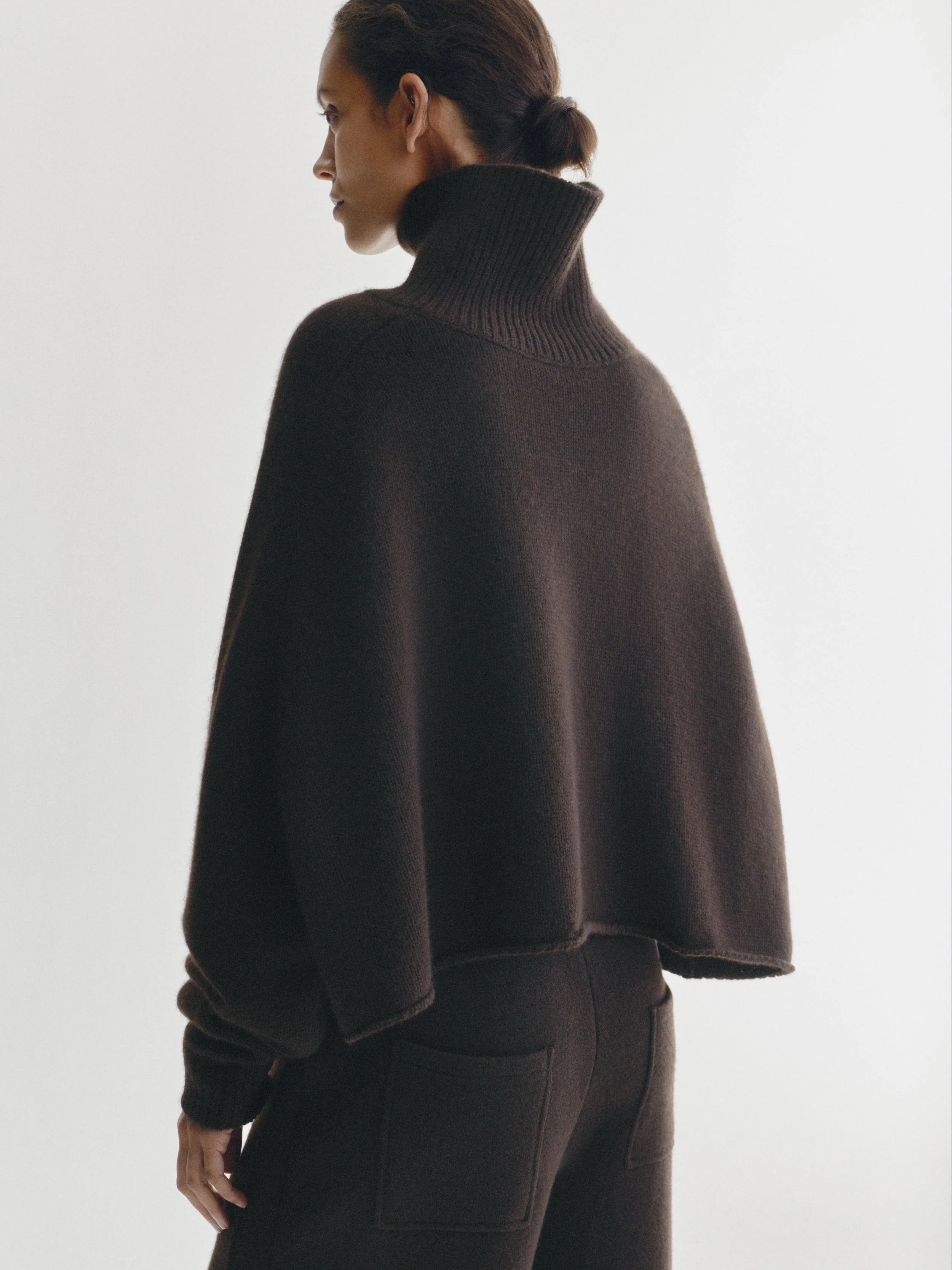 LISA YANG Cathie Cashmere Turtleneck in Dark Oak