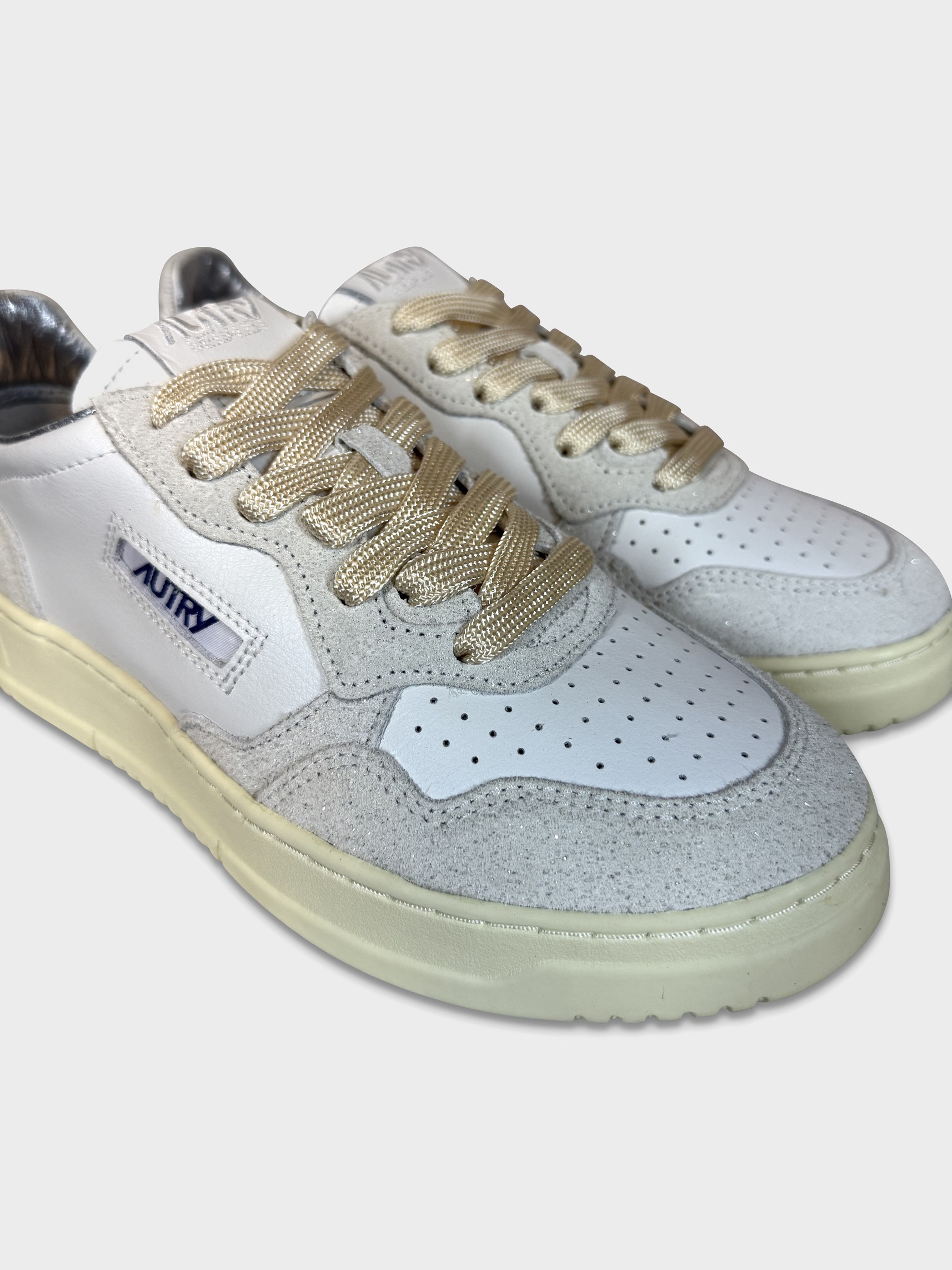 AUTRY ACTION SHOES Medalist Low Sneaker in White/Taupe/Glitter