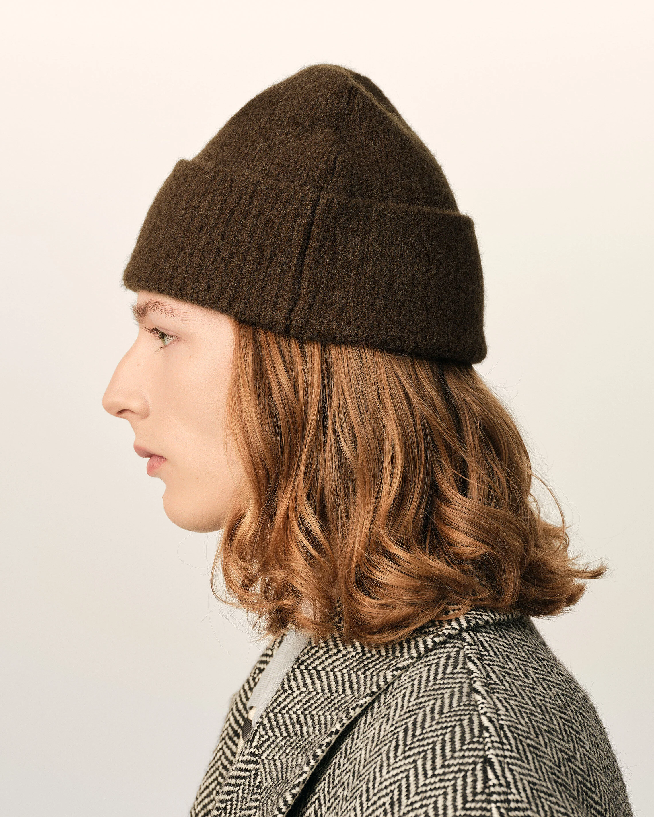 AMI PARIS de Coeur Beanie in Chocolate Brown / Off White