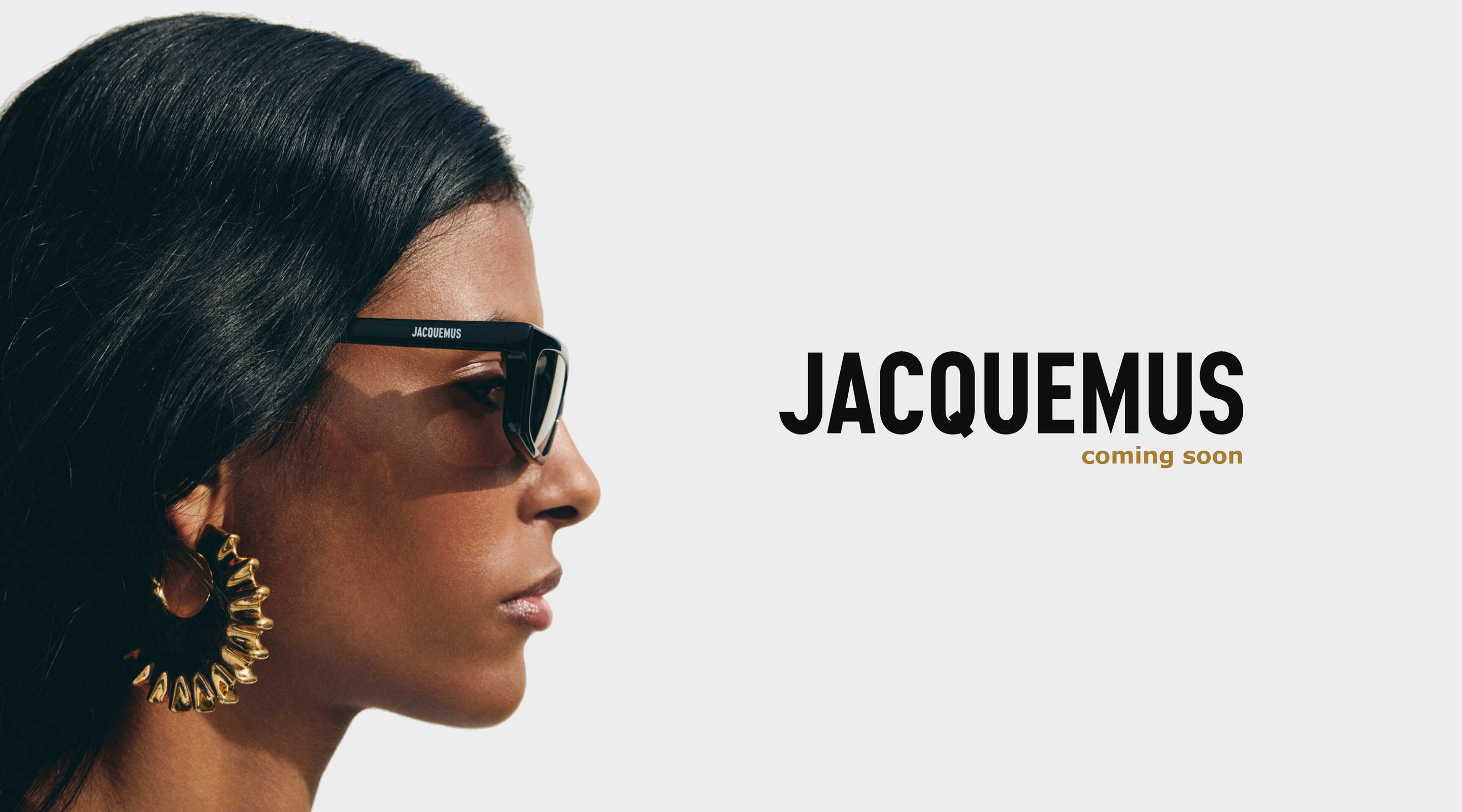 jacquemus Logo und eine frau mit einer sonnenbrille