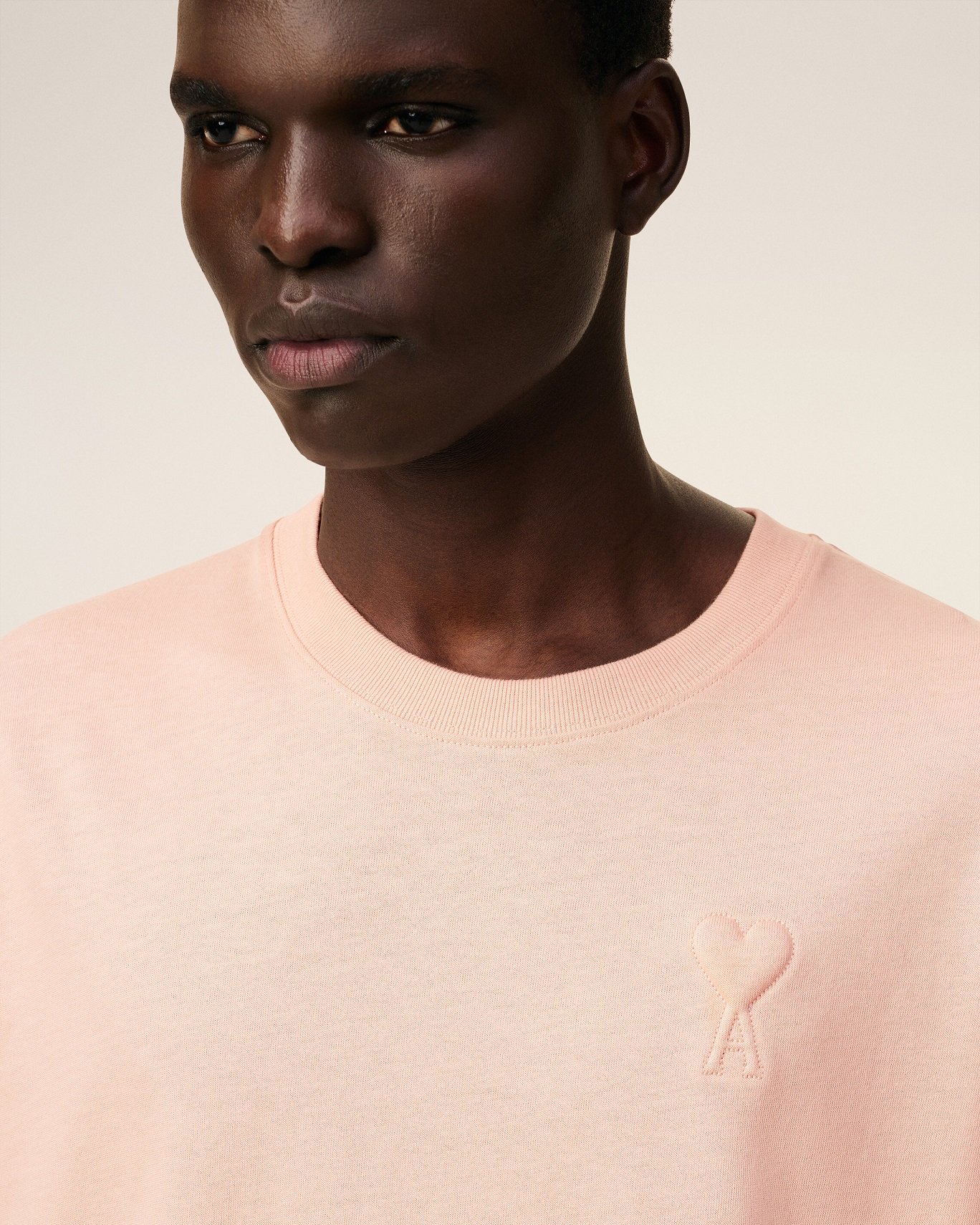 AMI PARIS de Coeur Embossed T-Shirt in Powder