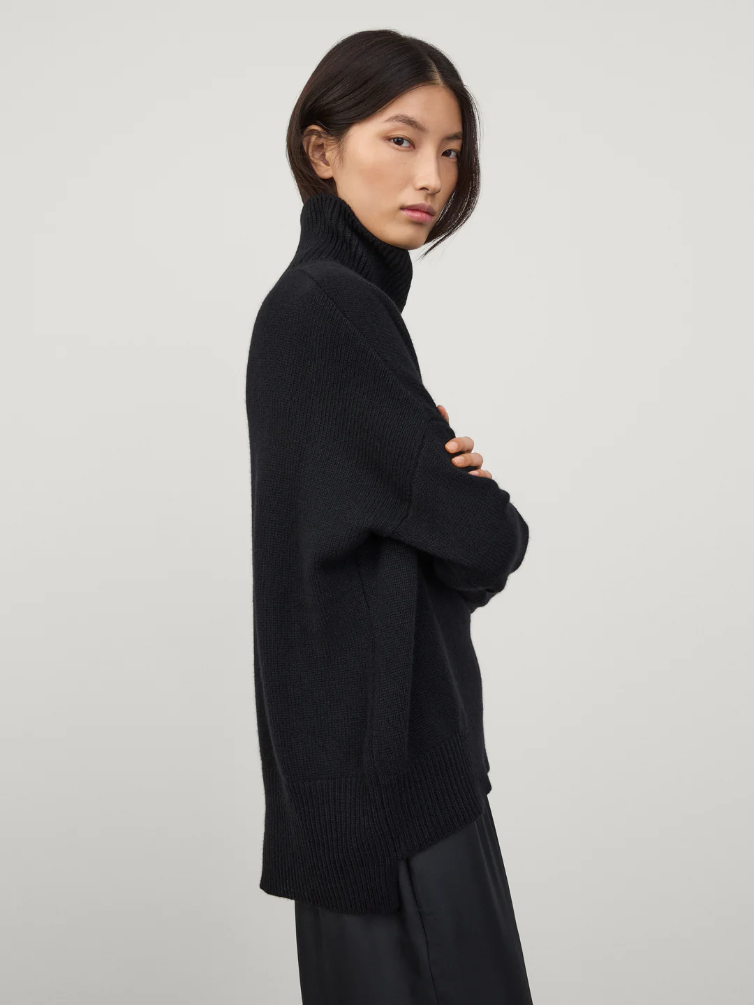 LISA YANG Cashmere Turtleneck in Black
