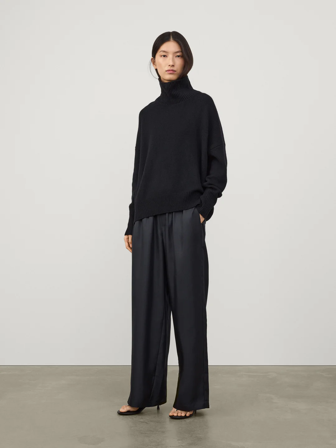 LISA YANG Cashmere Turtleneck in Black