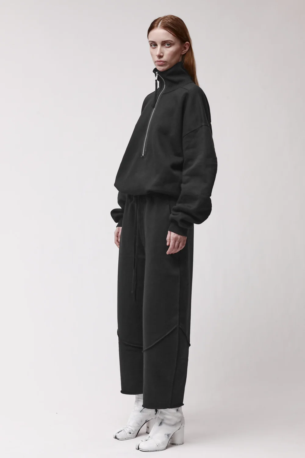 THOM KROM Cropped Barrel Fit Sweatpant in Black