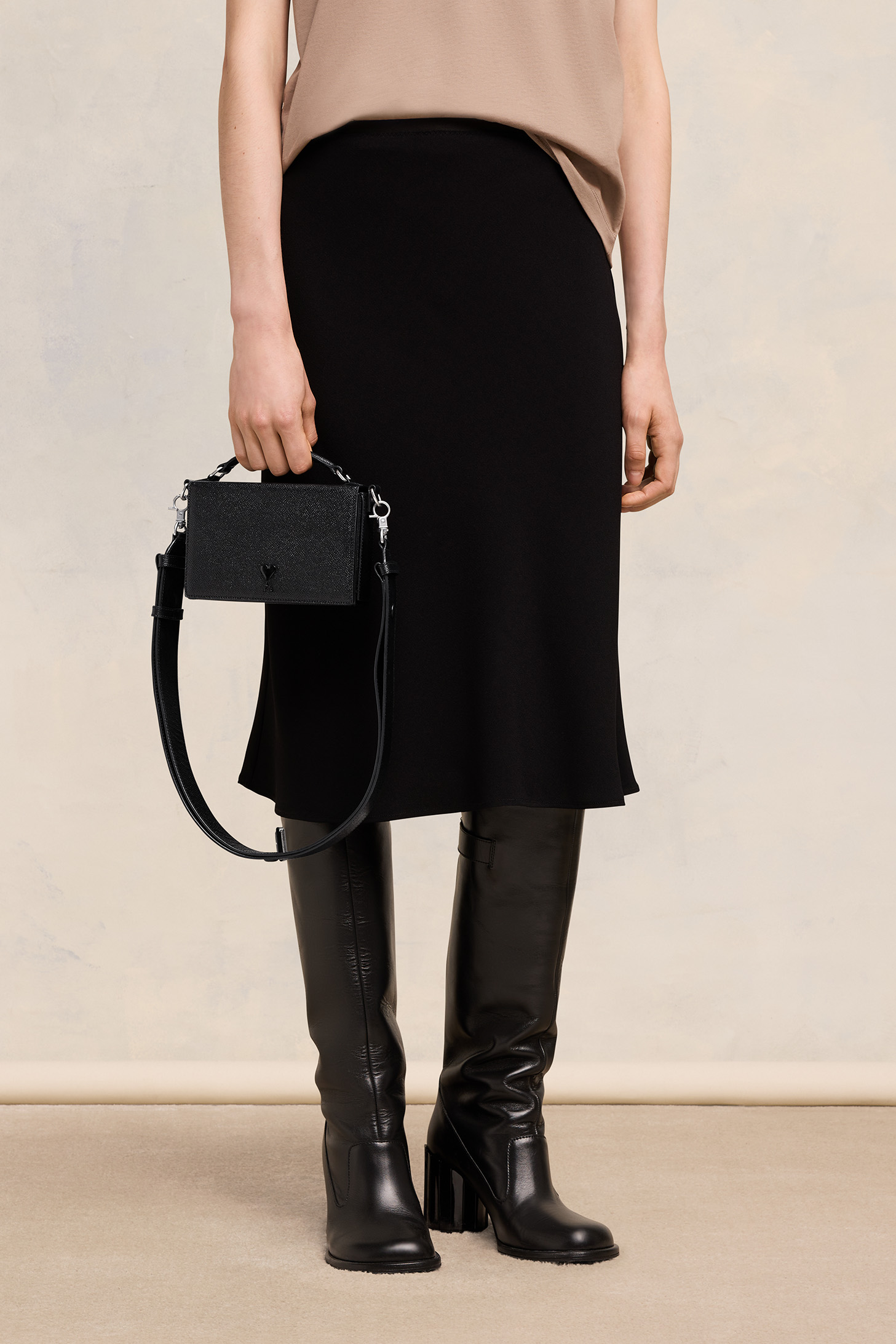 AMI PARIS De Coeur Lunch Box Bag in Black