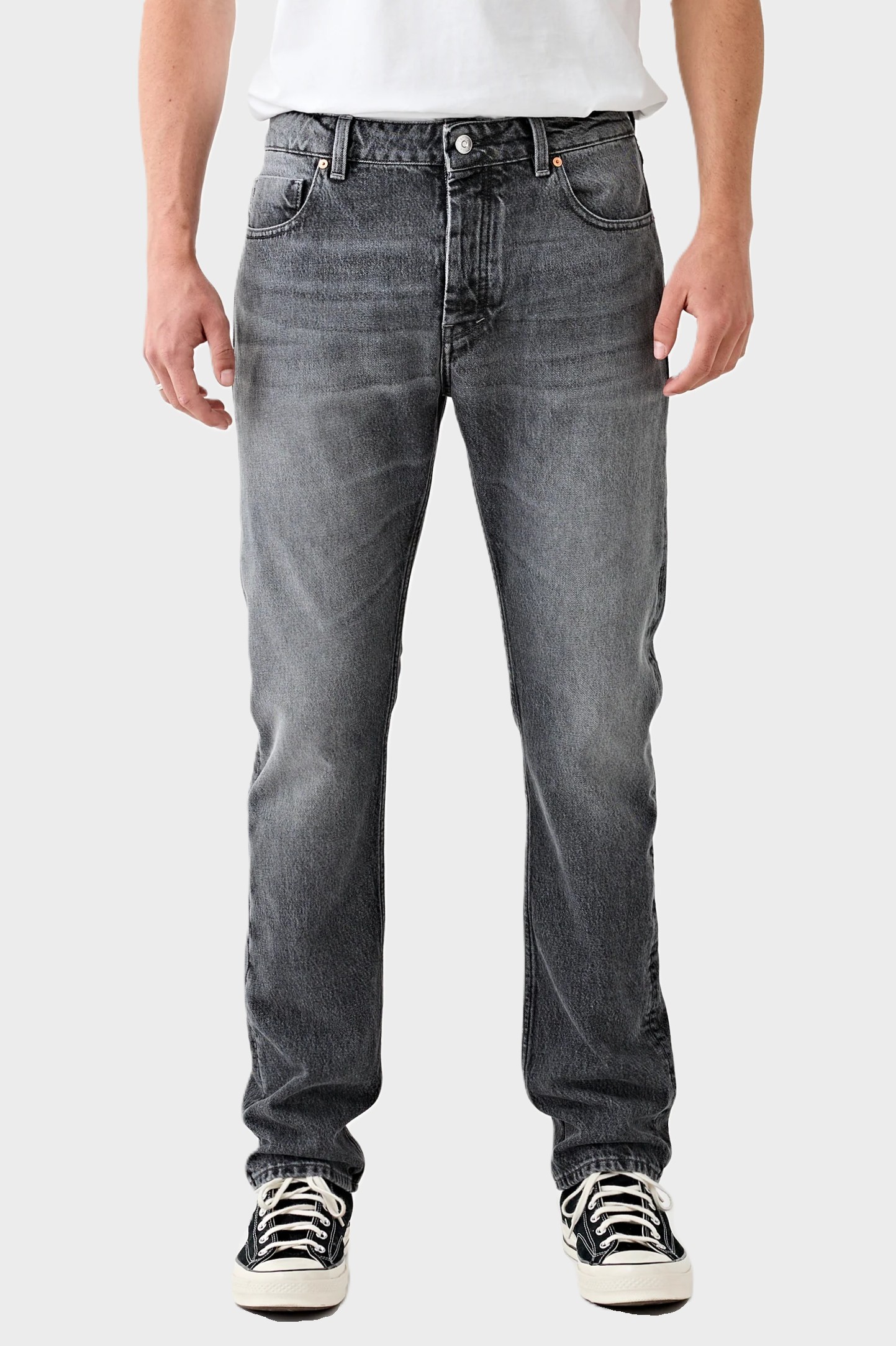 TENUE. Regular Tapered Jeans in Dark Grey