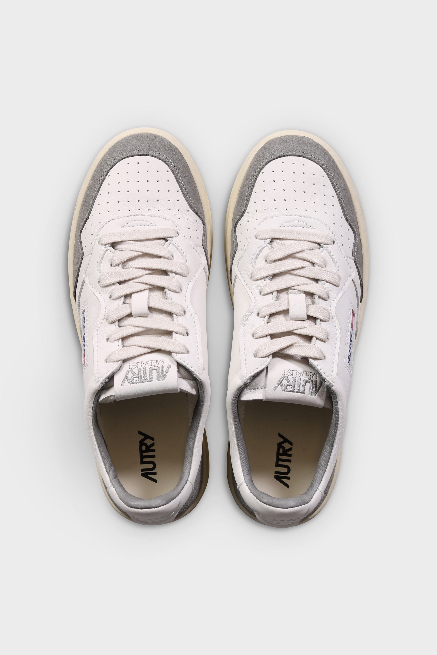 AUTRY ACTION SHOES Medalist Low Sneaker Goat/Suede in White/Grey