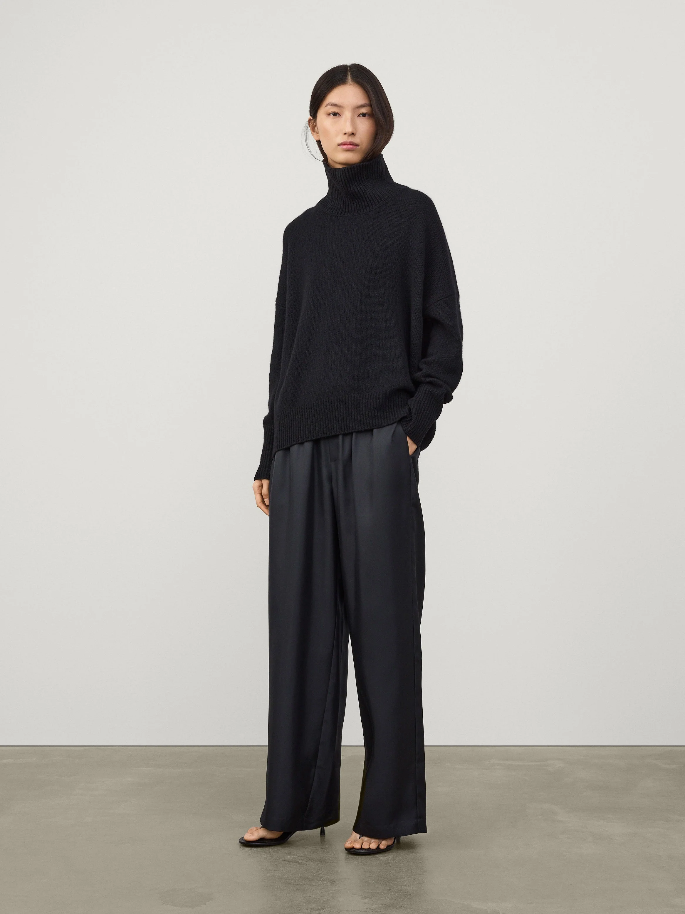 LISA YANG Heidi Cashmere Turtleneck in Black