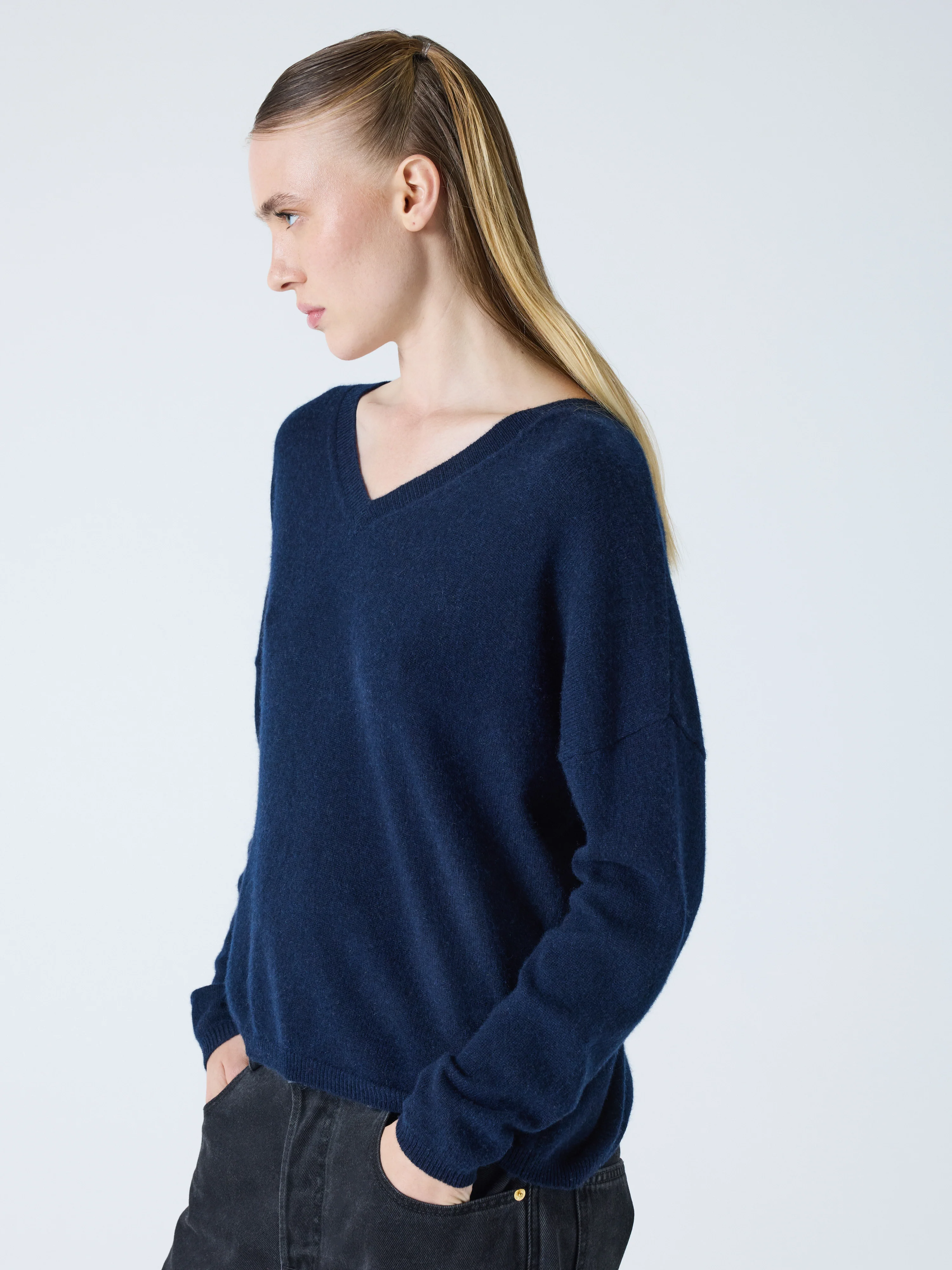 ABSOLUT CASHMERE V-Neck Sweater in Navy