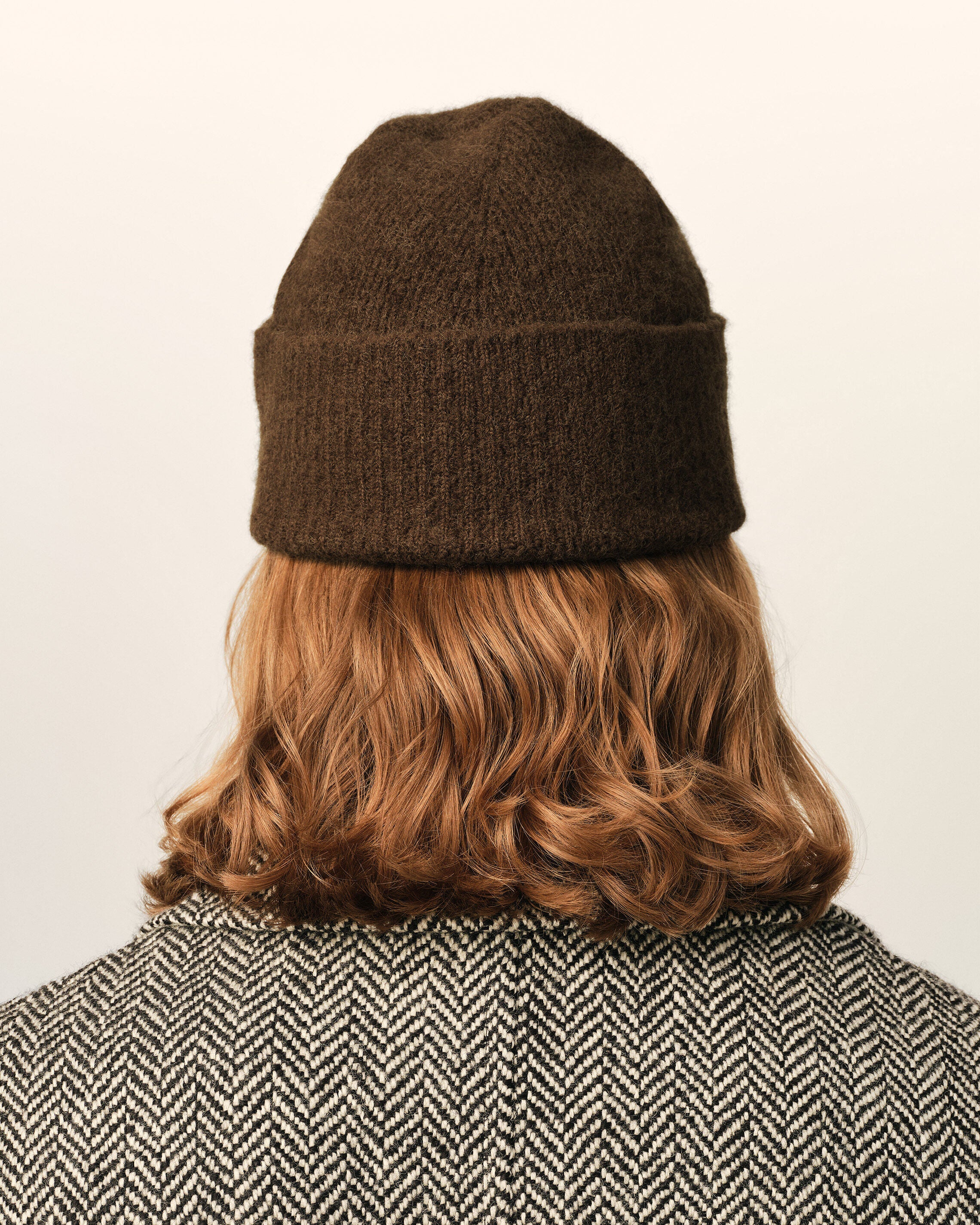 AMI PARIS de Coeur Beanie in Chocolate Brown / Off White