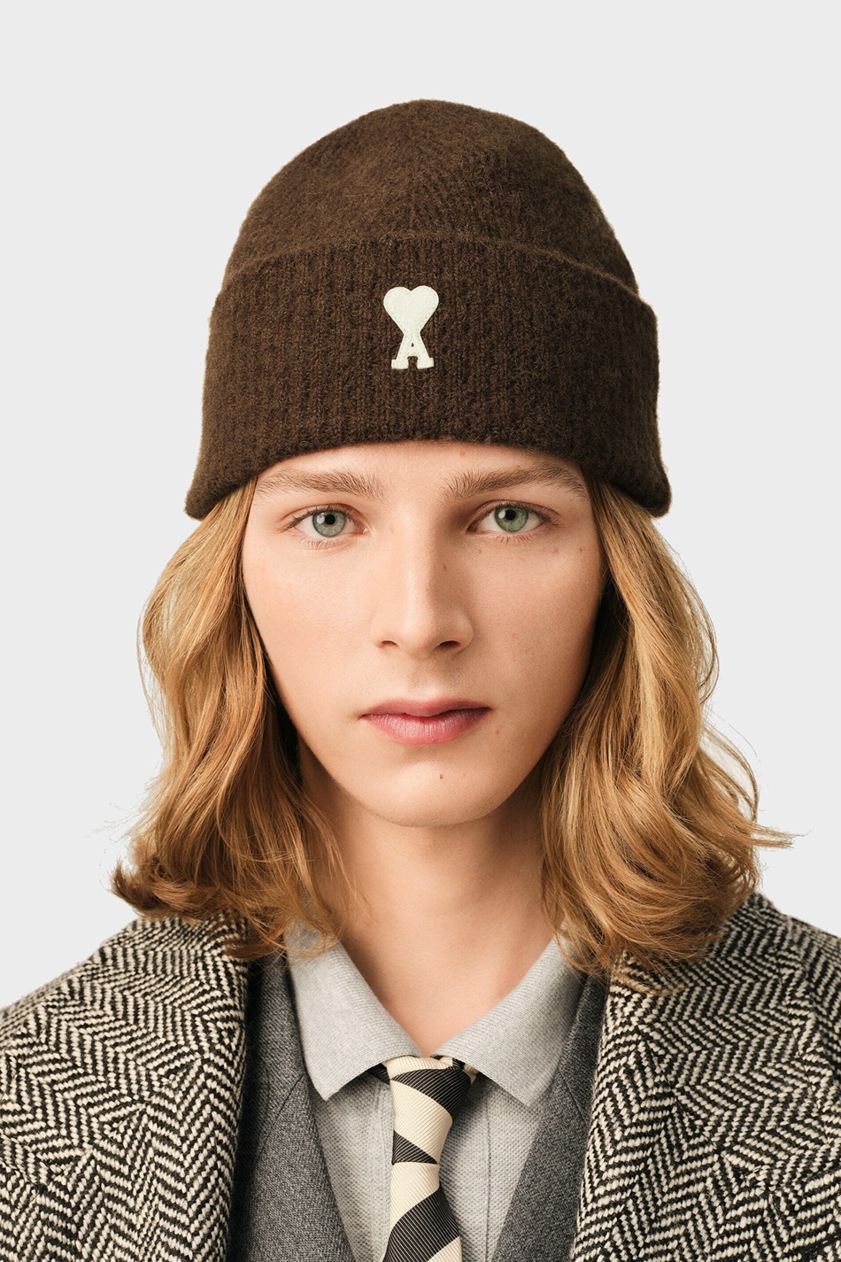 AMI PARIS de Coeur Beanie in Chocolate Brown / Off White